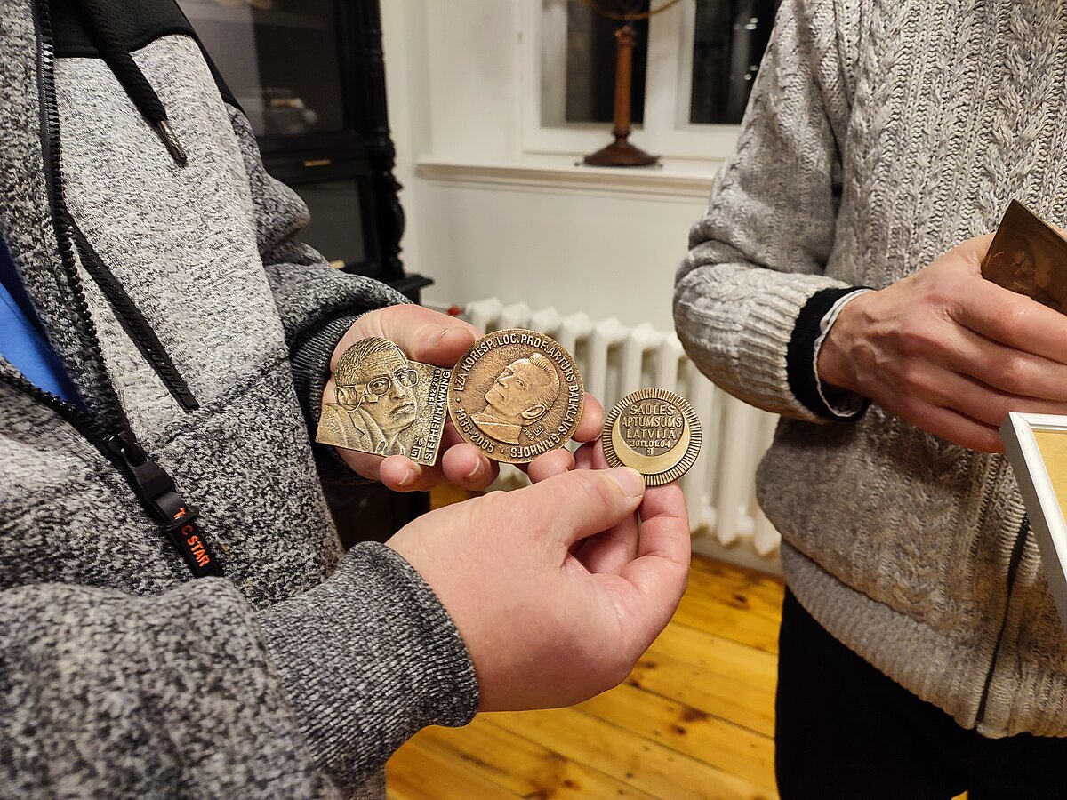 Mākslinieks Jāņa Strupuļa dāvinātās medaļas. Foto: Mārtiņš Gills Mākslinieks Jāņa Strupuļa dāvinātās medaļas. Foto: Mārtiņš Gills