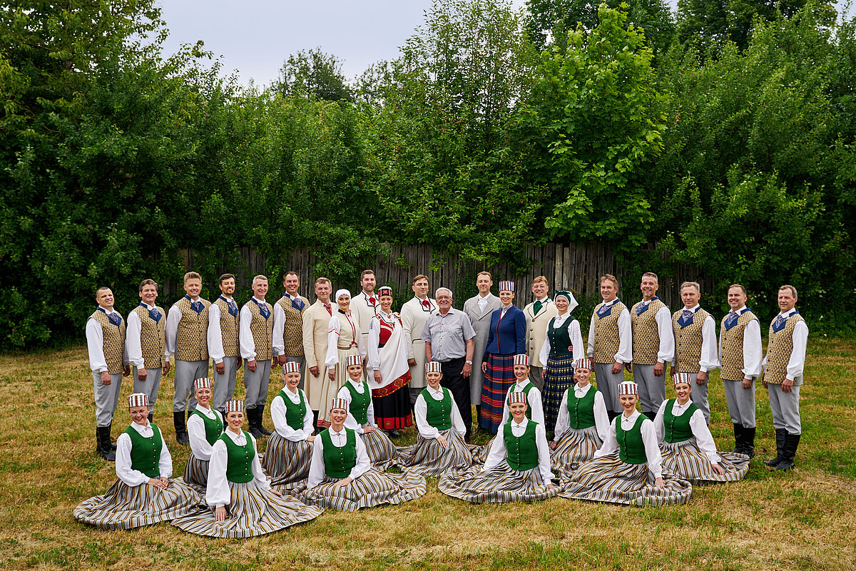 LU Vidējās paaudzes deju kolektīvs "Dancis" (mākslinieciskais vadītājs Rolands Juraševskis)