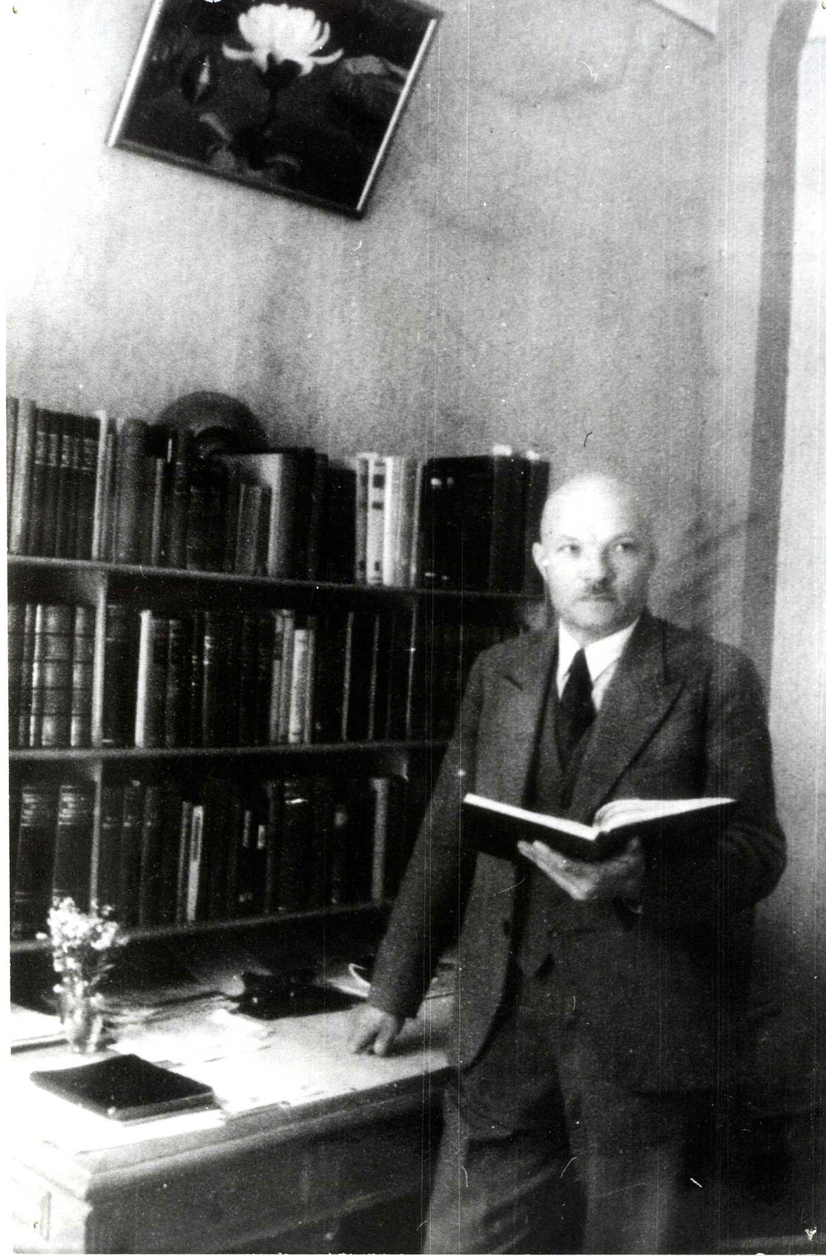 Profesors P. Galenieks Botānikas katedrā pie darba galda. LU Muzeja krājums Profesors P. Galenieks Botānikas katedrā pie darba galda. LU Muzeja krājums