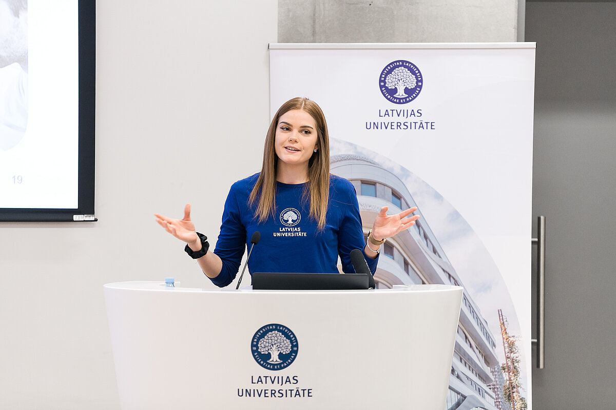 Ar studiju iespējām LU iepazīstināja LU studente, Komunikācijas departamenta pārstāve Auce Mūrniece. 12. klases skolēni Zinātņu mājā. © Foto: Toms Grīnbergs, Latvijas Universitātes Komunikācijas departaments