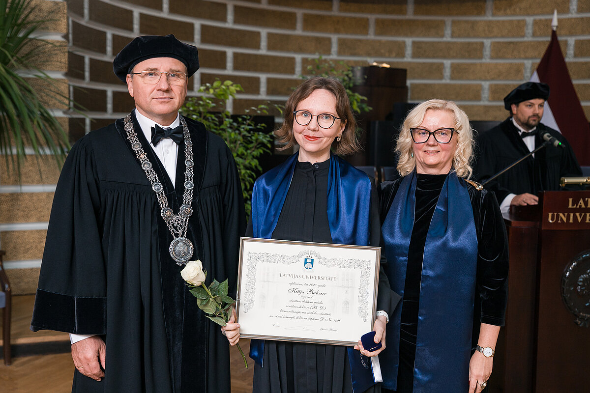 LU rektors prof. Gundars Bērziņš, jaunā zinātņu doktore Kitija Balcare un LU Doktorantūras skolas vadītāja prof. Zanda Rubene.