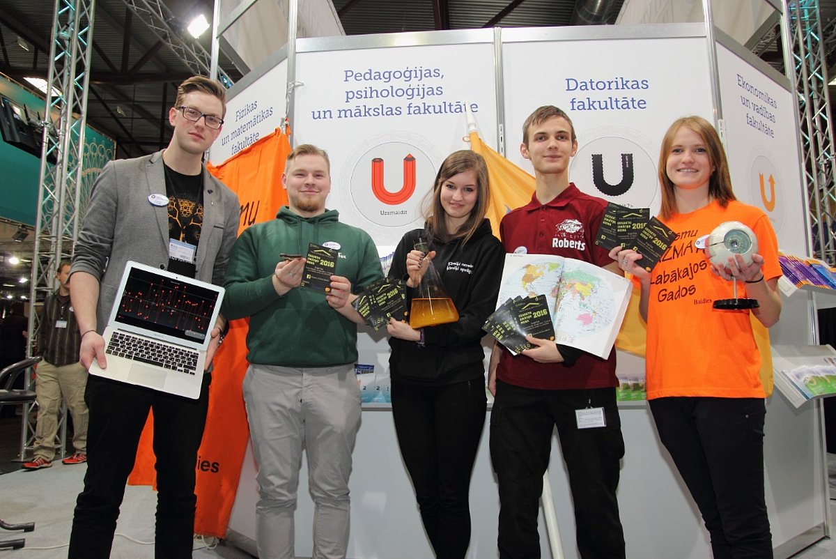 Latvijas Universitātes studenti 22. starptautiskajā izglītības izstādē «Skola 2016». © Foto: Toms Grīnbergs, Latvijas Universitātes Komunikācijas un inovāciju departaments.