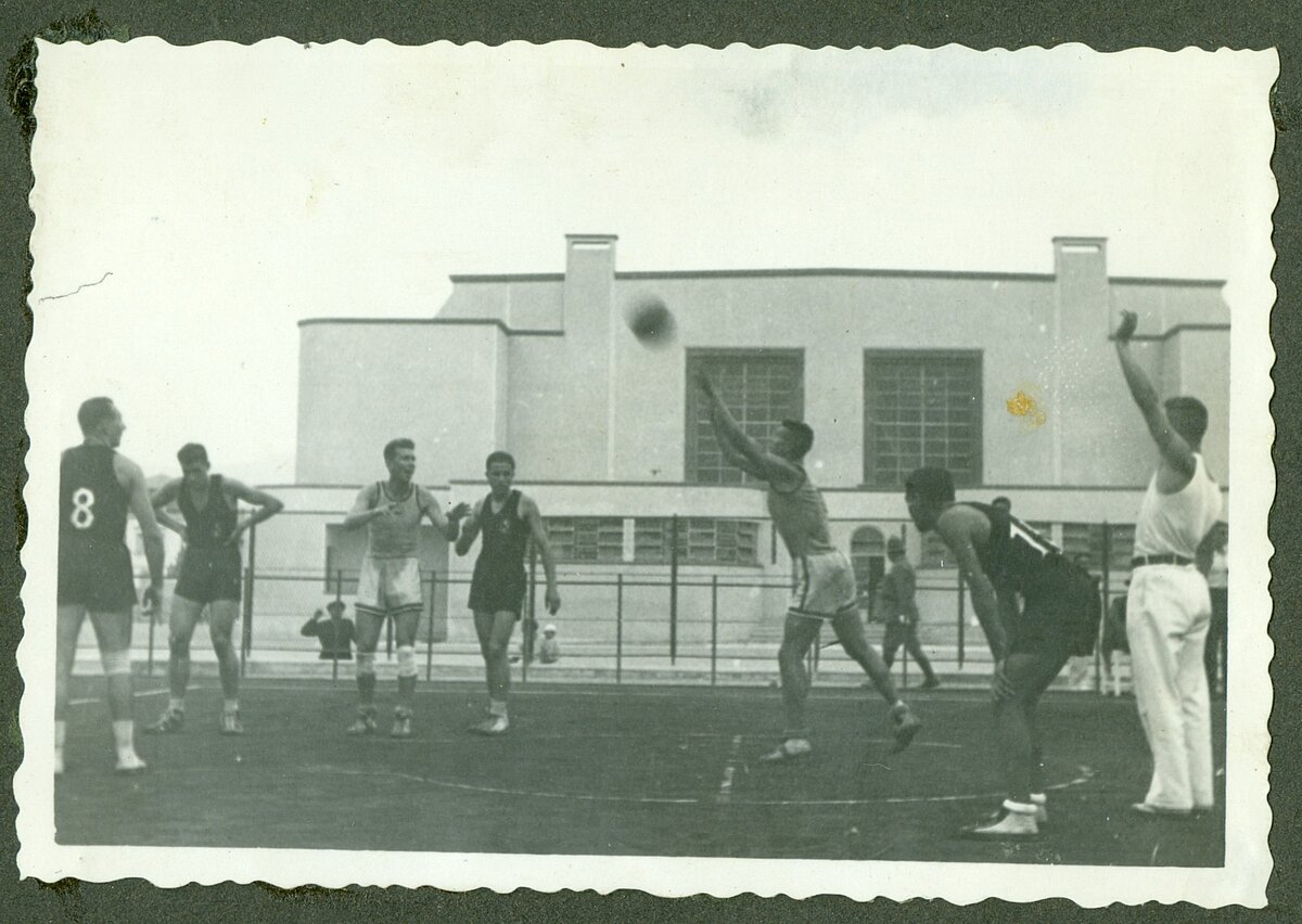 Starptautiskām sacensībām ārzemēs, 20. gs. 30. gados. Ar bumbu – Rūdolfs Jurciņš (Latvijas Sporta muzeja krājums) Starptautiskām sacensībām ārzemēs, 20. gs. 30. gados. Ar bumbu – Rūdolfs Jurciņš (Latvijas Sporta muzeja krājums)