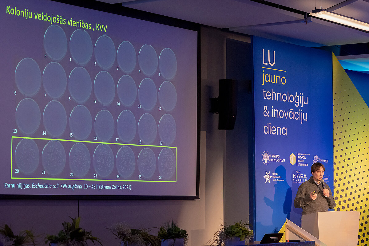 LU Mikrobioloģijas un biotehnoloģijas institūta vadošais pētnieks Dr. biol. Jānis Liepiņš
© Foto: Māris Greidāns.