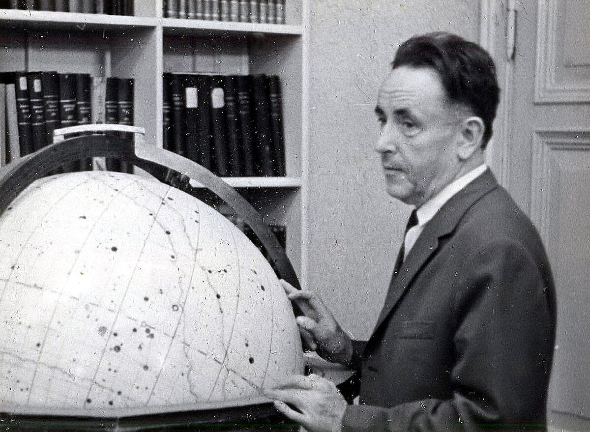 Profesors Kārlis Šteins pie lielā debess globusa. Foto: no LU Muzeja F. Candera un Latvijas astronomijas kolekcijas krājuma Profesors Kārlis Šteins pie lielā debess globusa. Foto: no LU Muzeja F. Candera un Latvijas astronomijas kolekcijas krājuma