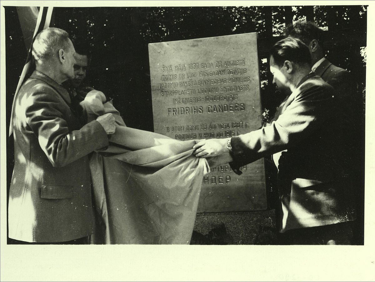 Svinīgs plāksnes atklāšanas brīdis 1960. gada 23. augustā. Svinīgs plāksnes atklāšanas brīdis 1960. gada 23. augustā.