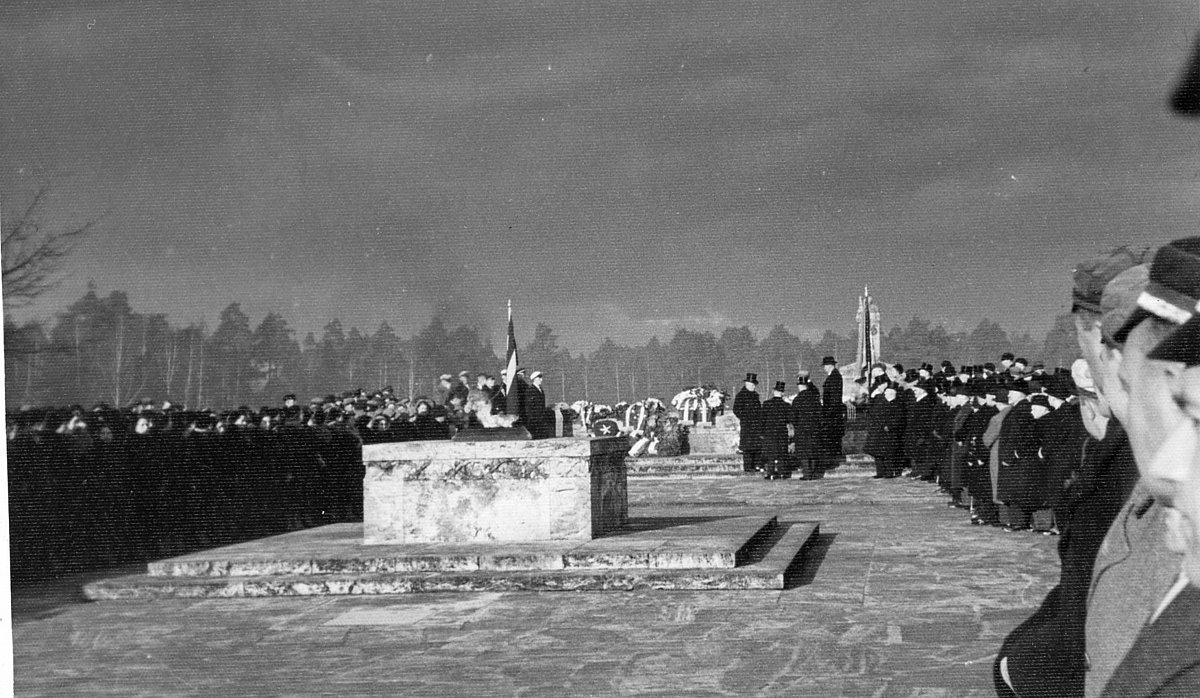 Studentu akadēmisko mūža organizāciju ierinda Rīgas Brāļu kapos, Latvijā 1938. gada 18. novembrī (foto autors Jānis Upesleja) Studentu akadēmisko mūža organizāciju ierinda Rīgas Brāļu kapos, Latvijā 1938. gada 18. novembrī (foto autors Jānis Upesleja)