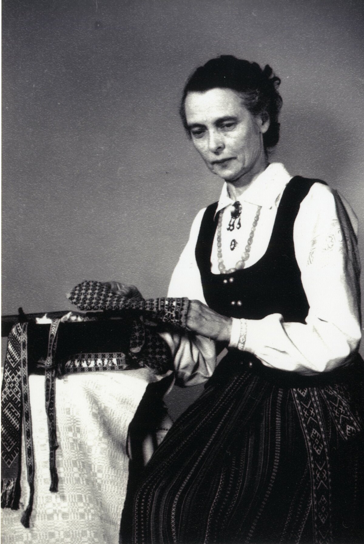 Helēna Starca tautas tērpā. Foto: LU Muzeja krājums Helēna Starca tautas tērpā. Foto: LU Muzeja krājums