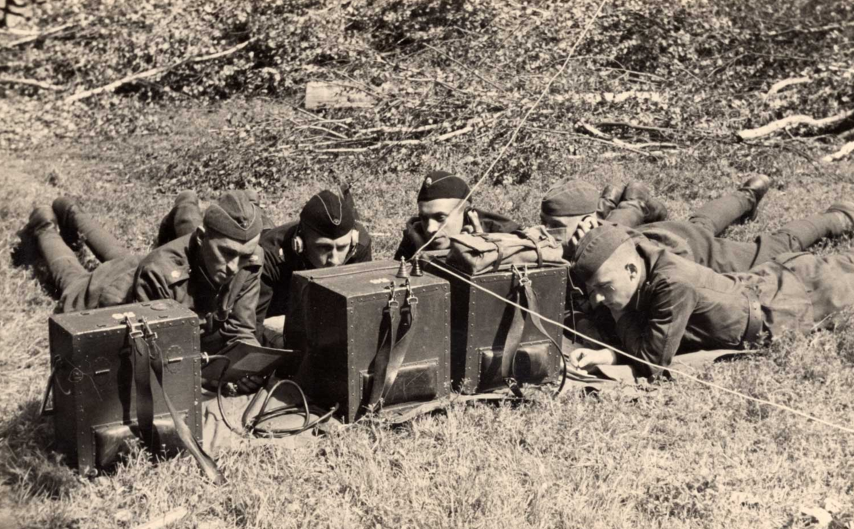 Sakaru bataljona instruktoru rotas karavīri mācību laikā. 1939. gada vasara. Latvijas armija, Nacionālā Enciklopēdija.