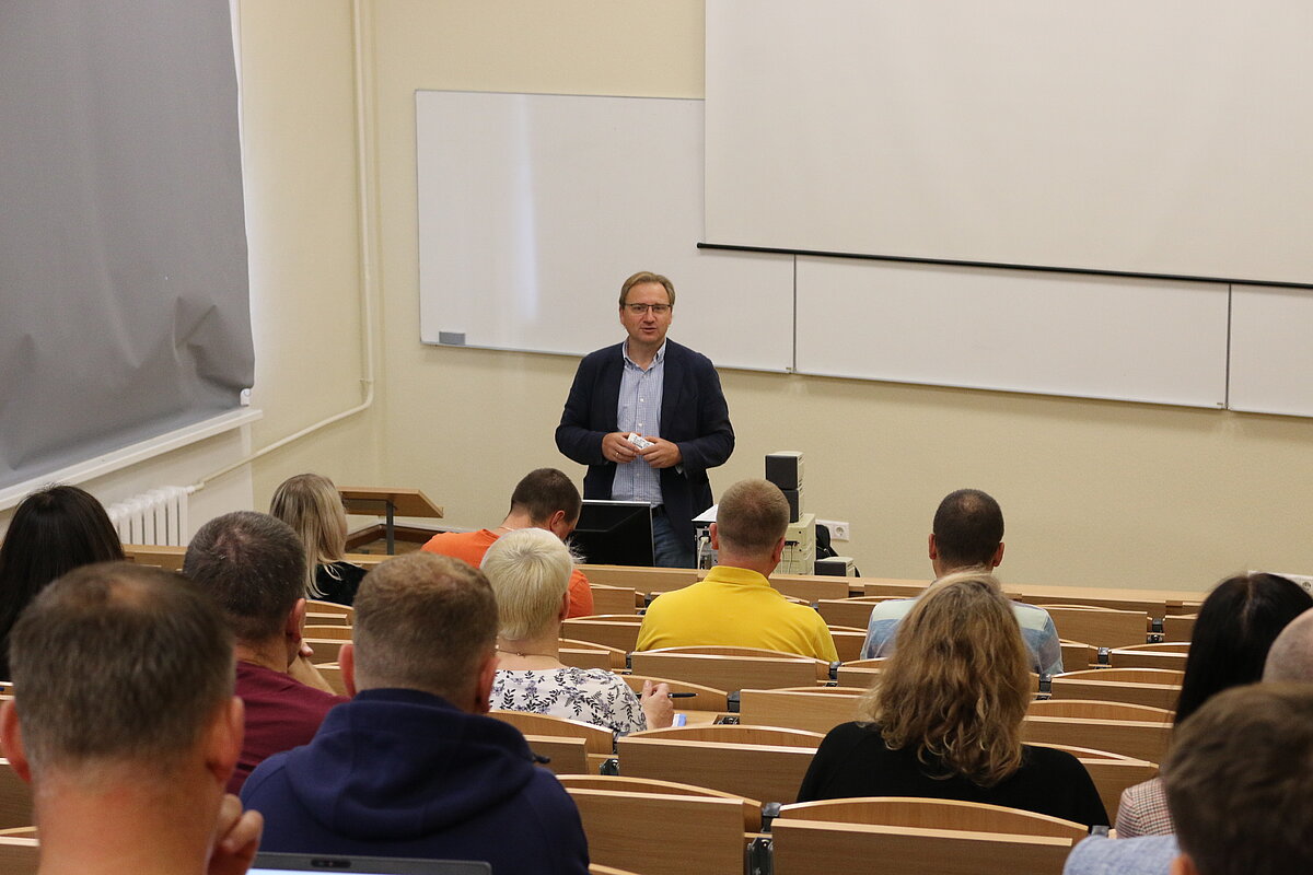 Pirmā studiju diena LU BVEF Iekšējās drošības akadēmijas apakšprogrammā 07.09.2023. Uzrunu saka dekāns prof. Gundars Bērziņš.