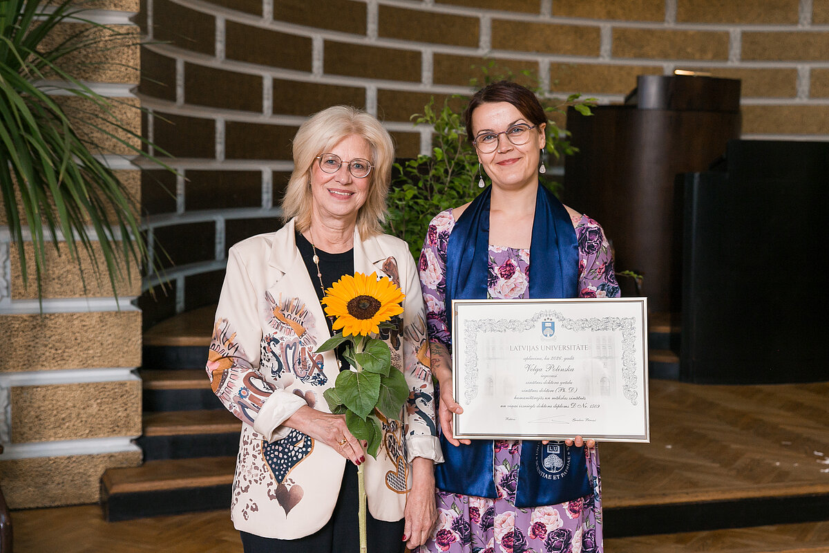 Jaunā zinātņu doktore Velga Polinska ar savu zinātnisko vadītāju prof. Inu Druvieti.