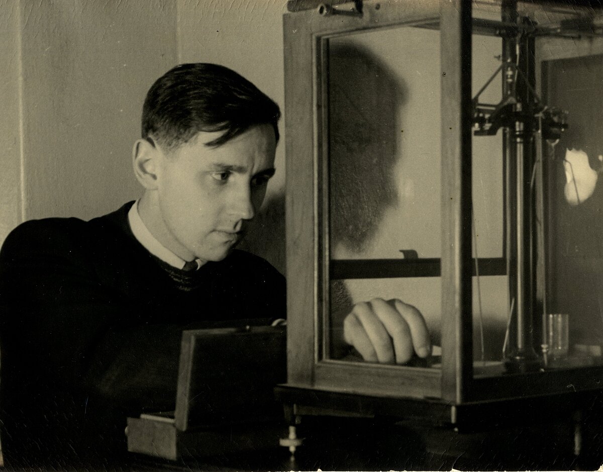 Aleksandra Veisa palīgs Arturs Kārkliņš. Foto: R. Leja, no Latvijas Ķīmijas vēstures muzeja krājuma Aleksandra Veisa palīgs Arturs Kārkliņš. Foto: R. Leja, no Latvijas Ķīmijas vēstures muzeja krājuma