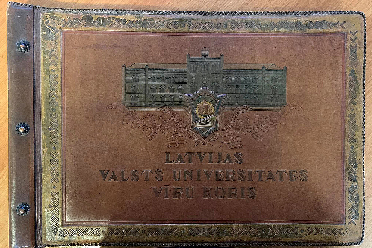 Latvijas Valsts Universitātes Vīru kora albuma vāks. Latvijas Universitātes Muzeja krājums. Latvijas Valsts Universitātes Vīru kora albuma vāks. Latvijas Universitātes Muzeja krājums.