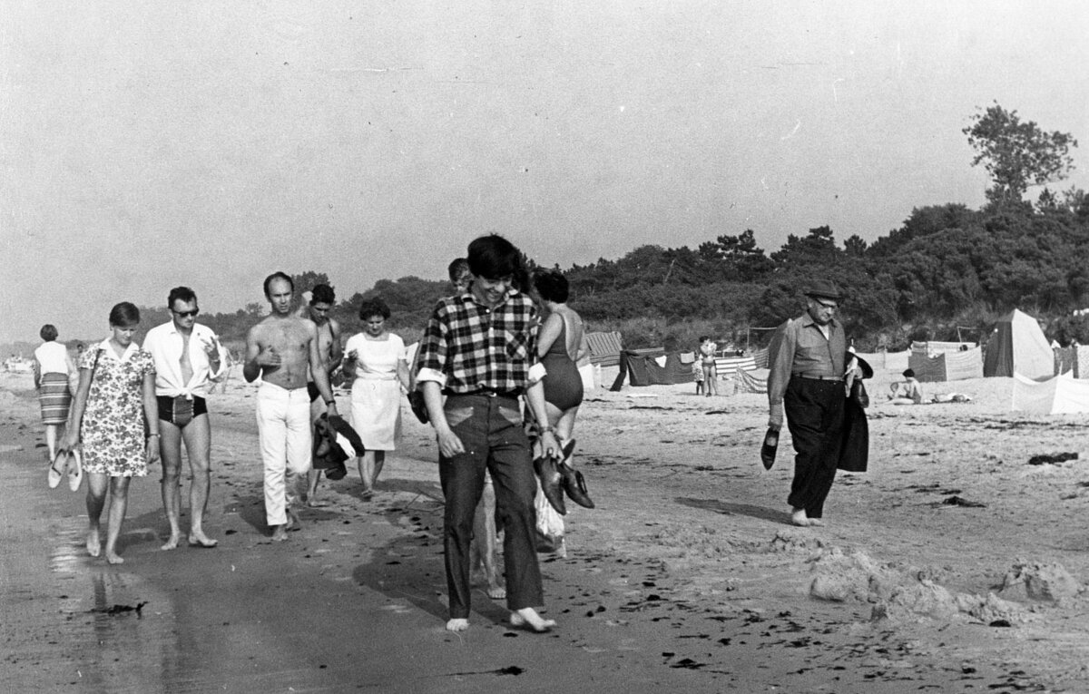 Jānis Lūsis ar studentiem 1968. gadā. Foto: LU Muzeja krājums Jānis Lūsis ar studentiem 1968. gadā. Foto: LU Muzeja krājums