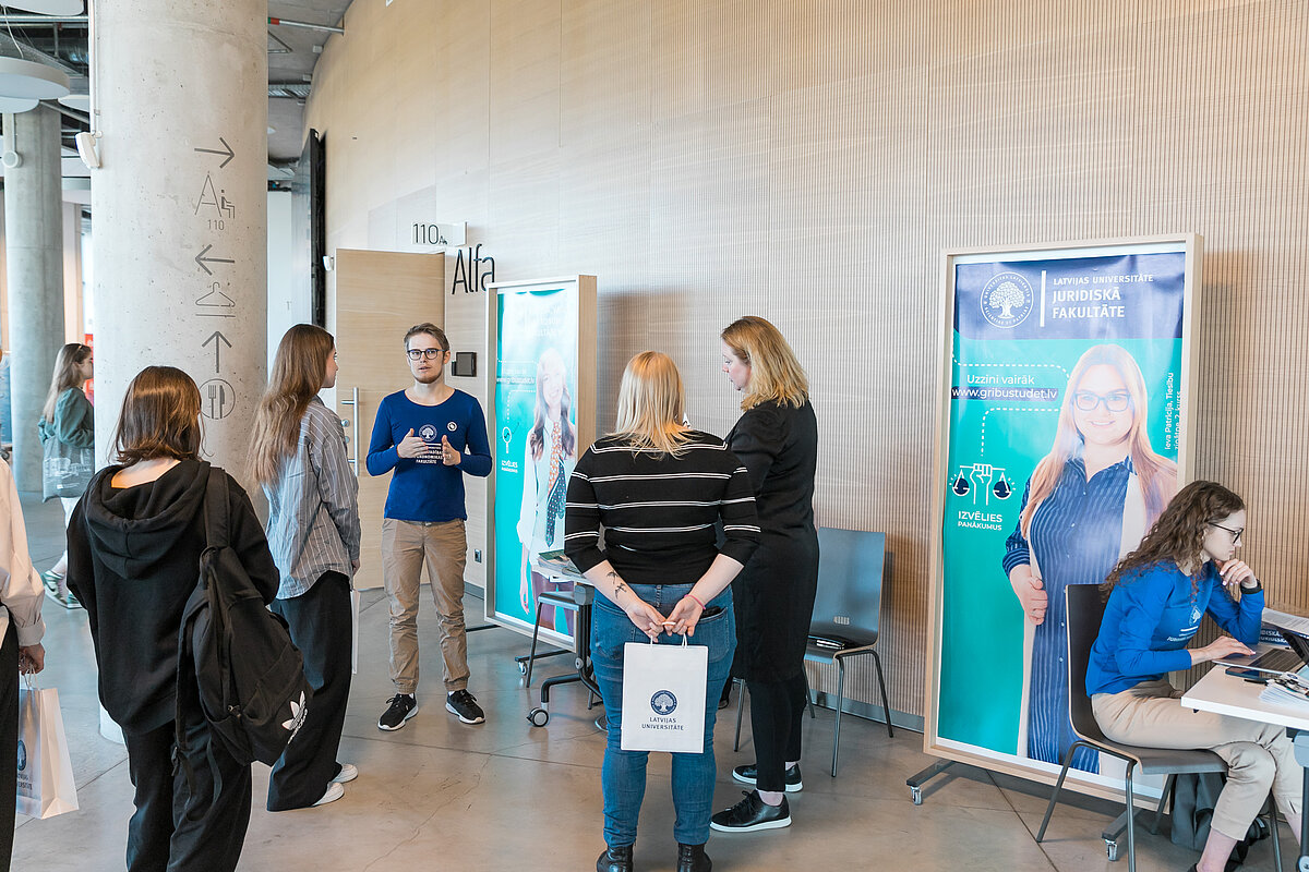 Katram pasākuma apmeklētājam bija iespēja uzzināt vairāk par studiju iespējām LU fakultātēs un filiālēs. © Foto: Toms Grīnbergs, Latvijas Universitātes Komunikācijas departaments