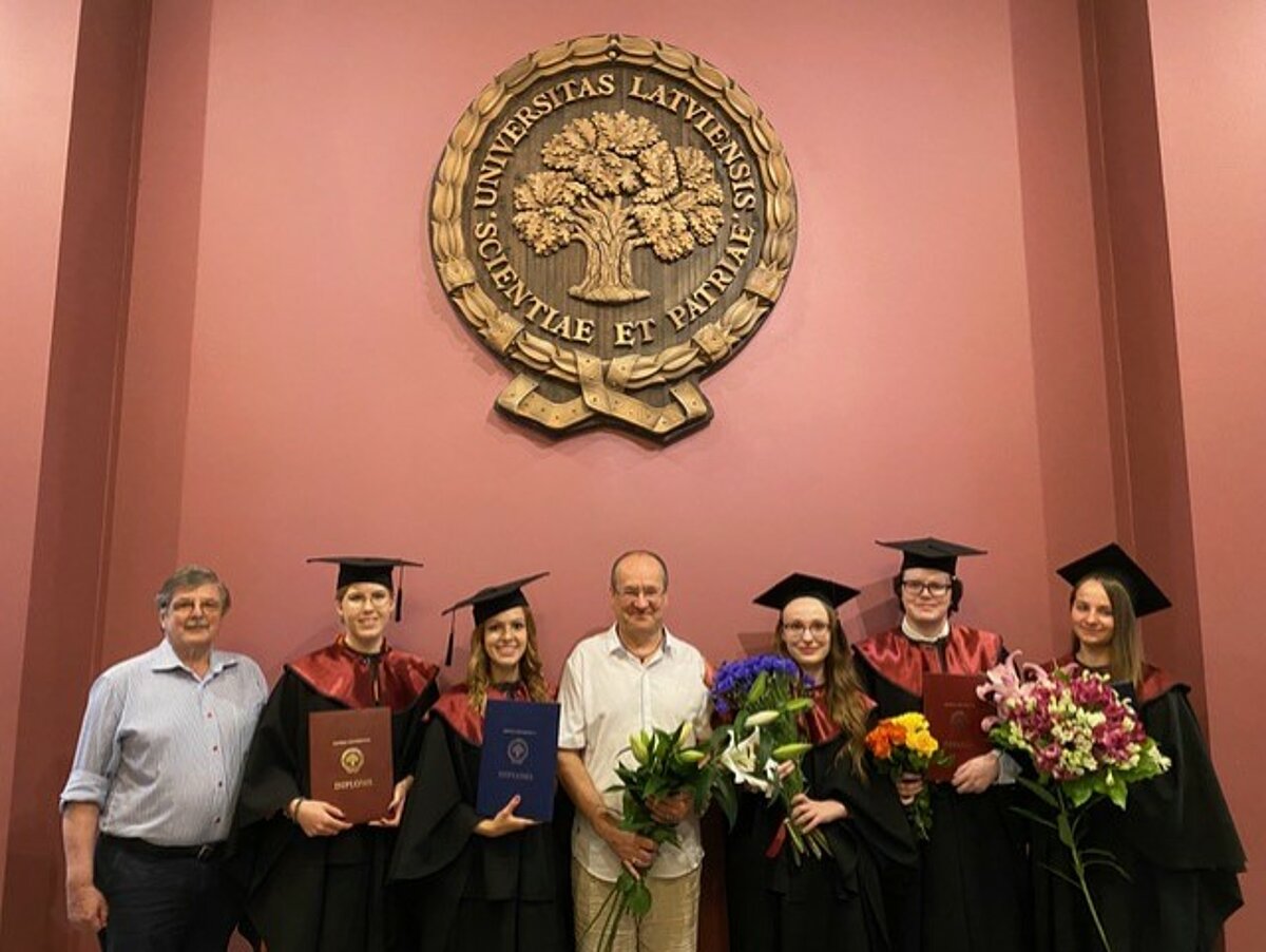 Foto: Baltijas jūras reģiona maģistra studiju 2022. gada absolventi kopā ar programmas direktoru prof. Valdi Muktupāvelu un prof. Juri Krūmiņu.