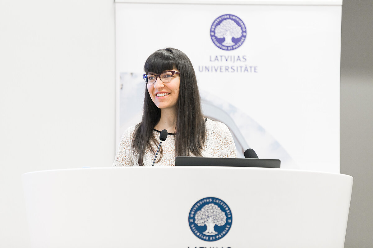 Padomus bioloģijā sniedza LU Bioloģijas fakultātes absolvente, bioloģijas maģistre un skolotāja Jūlija Plociņa-Kagaine. © Foto: Toms Grīnbergs, Latvijas Universitātes Komunikācijas departaments