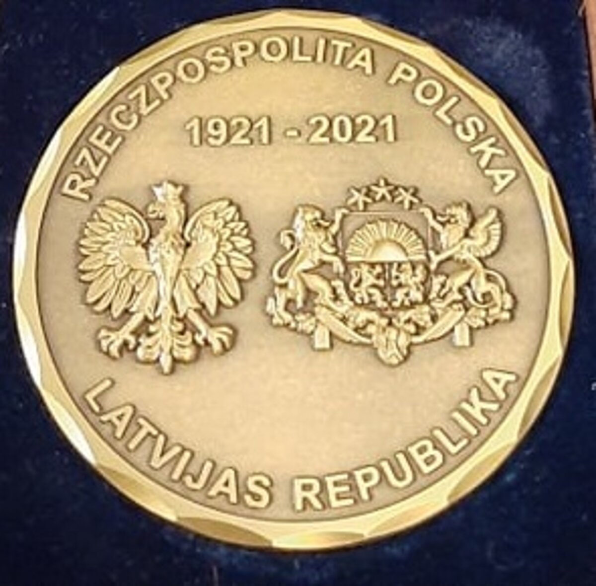 Polijas-Latvijas attiecību Simtgades averss no priekšpuses. Foto autors (Rūdolfs Rubenis, LU Muzeja krājuma glabātājs) Polijas-Latvijas attiecību Simtgades averss no priekšpuses. Foto autors (Rūdolfs Rubenis, LU Muzeja krājuma glabātājs)