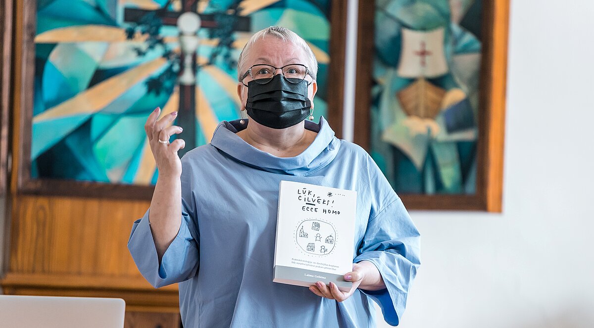 Teoloģijas fakultātes profesore Laima Geikina ar savu grāmatu "Lūk, cilvēks! Ecce homo"