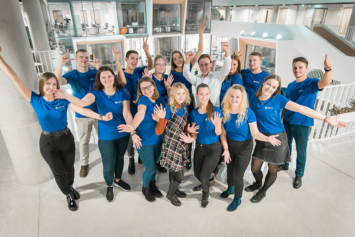 Māra kopā ar Latvijas Universitātes vēstnešiem 2019. gada decembrī. © Foto: Toms Grīnbergs, Latvijas Universitātes Komunikācijas un inovāciju departaments