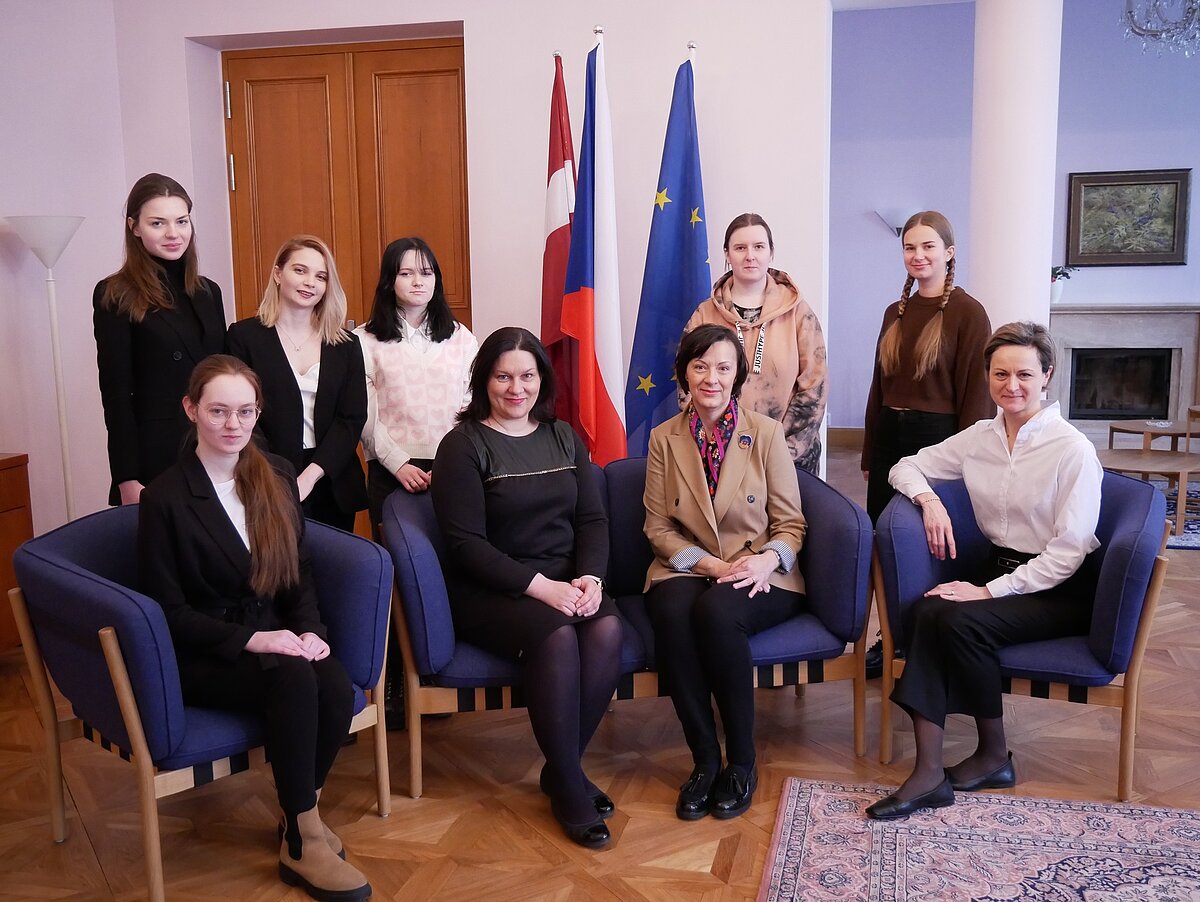 Foto: Čehijas Republikas vēstniece Latvijā Jana Hinkova, viņas vietniece Marta Huškova un HZF docente Nadežda Kopoloveca kopā ar slāvistikas studentiem. Čehijas Republikas vēstniecības Latvijā foto.