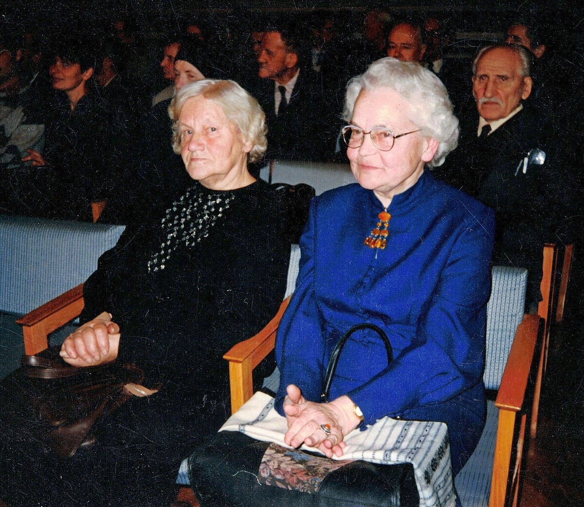 Žurnāla “Zvaigžņotā Debess” jubilejas pasākumā Latvijas Universitātē 20. gadsimta 90. gados. No kreisās: R. Saveļjeva, I. Daube. I. Vilka foto Žurnāla “Zvaigžņotā Debess” jubilejas pasākumā Latvijas Universitātē 20. gadsimta 90. gados. No kreisās: R. Saveļjeva, I. Daube. I. Vilka foto