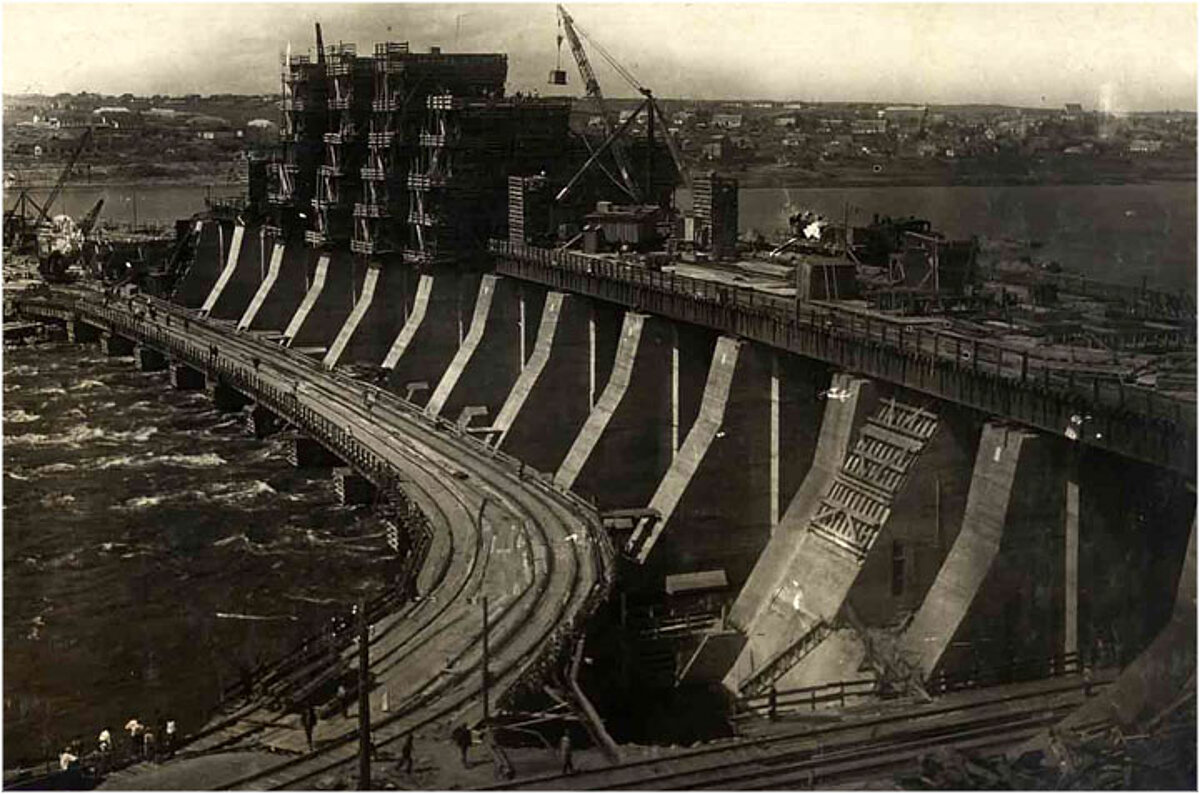 Dņepras hidroelektrostacijas būvniecība, ap 1930. gadu. Суспільне надбання (Public Domain) Dņepras hidroelektrostacijas būvniecība, ap 1930. gadu. Суспільне надбання (Public Domain)
