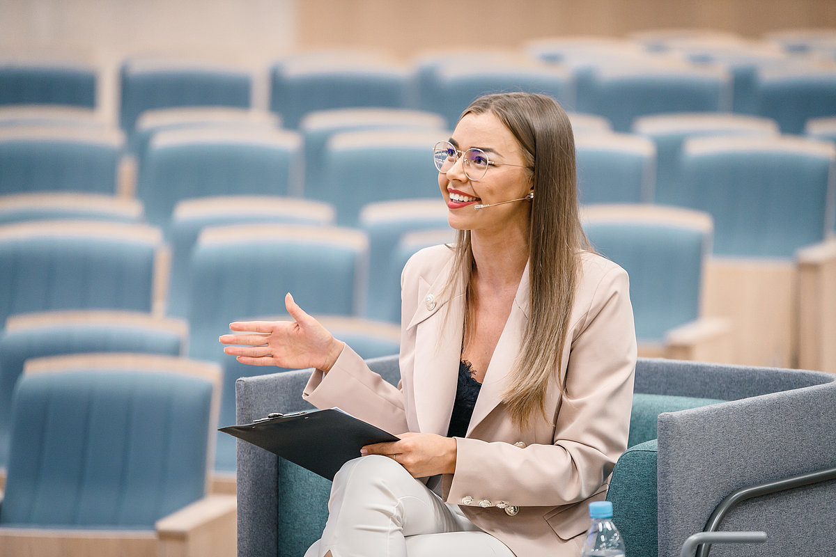 Tiešraides vadītāja Sindija Bokāne. © Foto: Toms Grīnbergs, Latvijas Universitātes Komunikācijas un inovāciju departaments