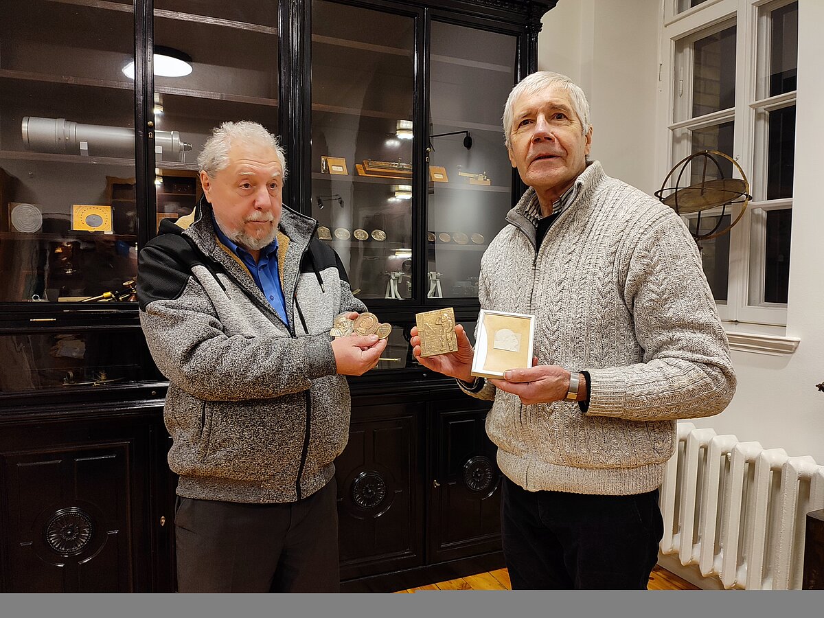 Mākslinieks Jānis Strupulis dāvina LU Muzejam savas medaļas. Foto: Mārtiņš Gills Mākslinieks Jānis Strupulis dāvina LU Muzejam savas medaļas. Foto: Mārtiņš Gills