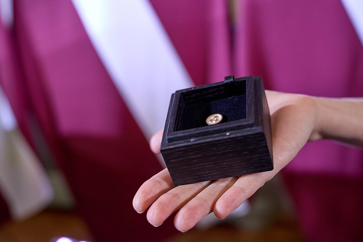 Ministru kabineta balvas krūšu nozīmīte. Foto: Gatis Rozenfelds, Valsts kanceleja