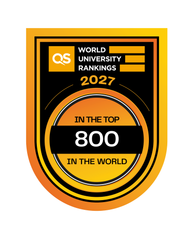 QS World University Rankings 2027 emblēma ar norādi par atrašanos pasaules augstskolu TOP 800.